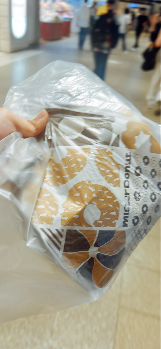 salmon7011's tweet photo. 今日頑張ったご褒美にミスドとカレーくれた☺️ https://t.co/SbzBFTtLuz