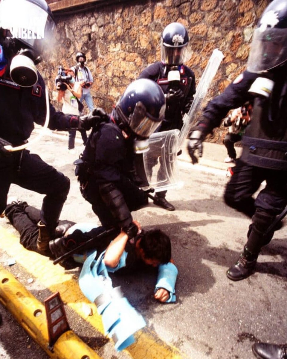 Ciaoneone's tweet photo. @povcomunisti_ Queste scene fanno rabbrividire. Sembrano quelle di un film. Invece è Genova, e questi sono i “bravi ragazzi” delle forze dell’ordine. 

Ormai è chiaro: o stai con noi, o stai dalla parte del male. https://t.co/J8y0Vfp6kq