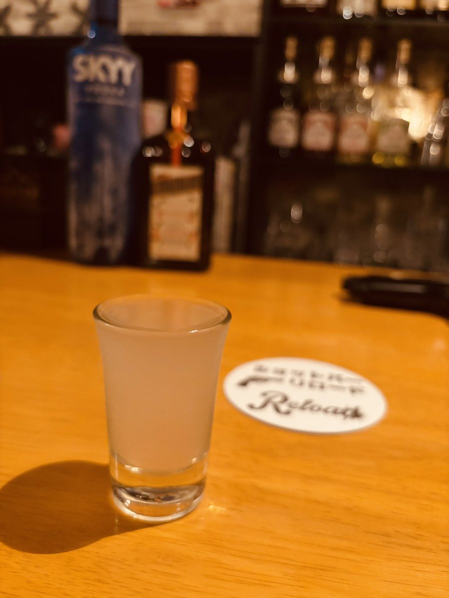 kagosima_reload's tweet photo. 本日7月21日火曜日

連休明けの火曜日かぁ…カクテルシリーズ⭐️

『カミカゼ　ショット』

ウォッカベースのカクテル「カミカゼ」をショットにした一杯😊

カミカゼのカクテル言葉は〝あなたを救う〟

こいつを飲んで寝るだけさぁ…
って夜に是非…♫

本日も20:00〜5:00まで営業です。
#鹿児島bar https://t.co/nDTQTqBZ2A