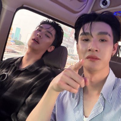 watearsp's tweet photo. นั่งชิดกันรอตอบเมนชั่นน้า เซทผมเท่เลย ไม่ใช่เคย์ภัทรแต่เป็นดิวธีหรือเปล่า 👀 @dew_jsu @vitheepanich 

#MrKillSeriesEP3 https://t.co/EJxjVfUJ3X