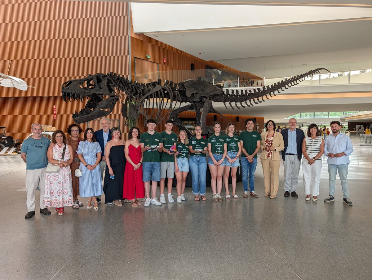 JuntaGranada's tweet photo. La delegada de @EducaAnd @MariaJoseBaza; el director del @ParqueCiencias, Alfonso Peres Osia y la diputada de Cultura y Educación, Pilar Caracuel de @dipgra, han reconocido al equipo IMO Racing del IES Montes Orientales por su clasificación para la Final Mundial en Singapur 🇪🇸🏎 https://t.co/J9iNzZD3oi