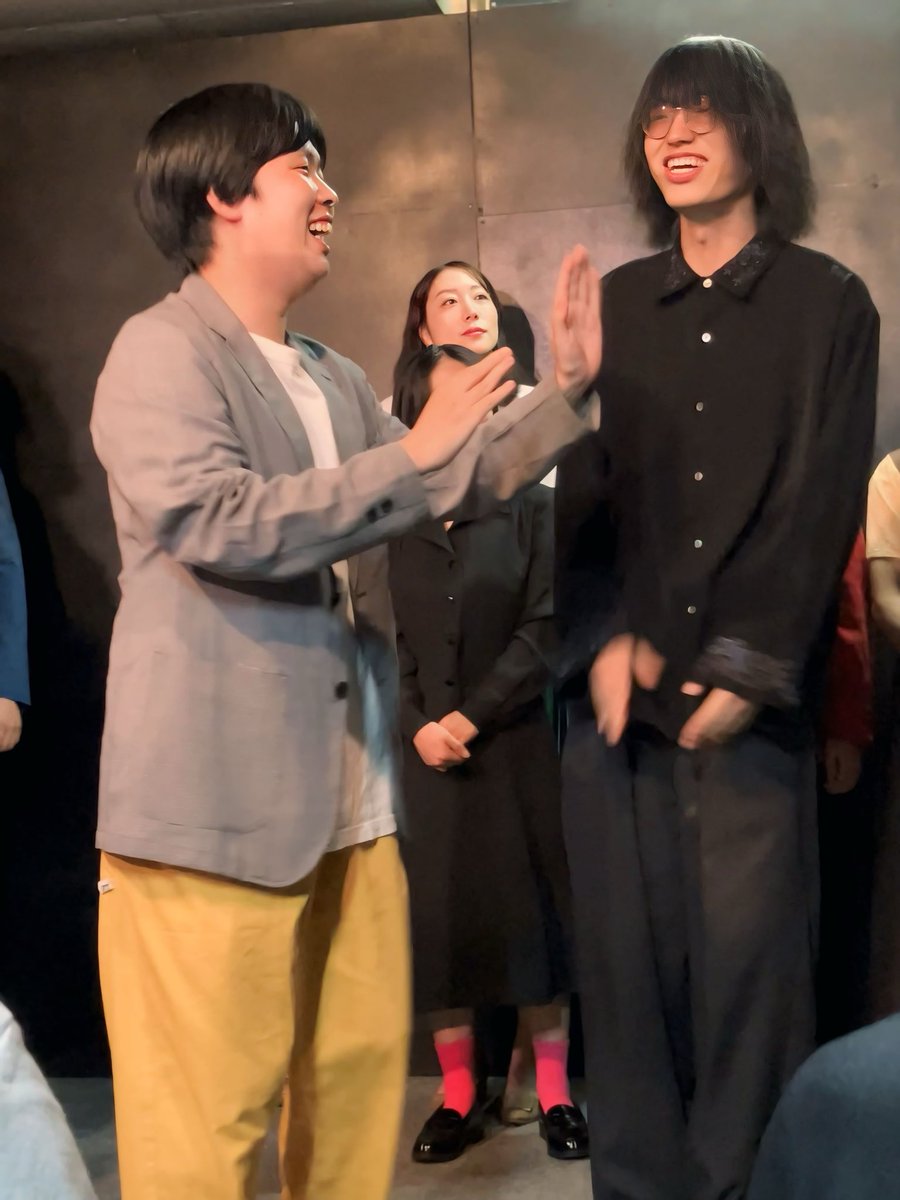 OJk3i8VhSXLGJhw's tweet photo. #今日も元気のひっちゃかめっちゃか
ひっちゃかめっちゃかなのに今日も元気さんのMCはバッチリ👍
そして伝説のプリンさんが披露した今日も元気さんの完コピ漫才がオモロすぎました🤣
今日も元気さんによる本ネタもめっちゃオモロかった〜🤣
何故かおおいえシングルさんは『似てないな〜🤔』でした🤭 https://t.co/BVPDctvuiv