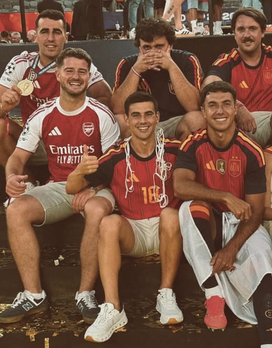 m1nuyln2's tweet photo. the arsenal shirts and gyokeres’ celebration ❤️😭 https://t.co/TbJFD19mIW