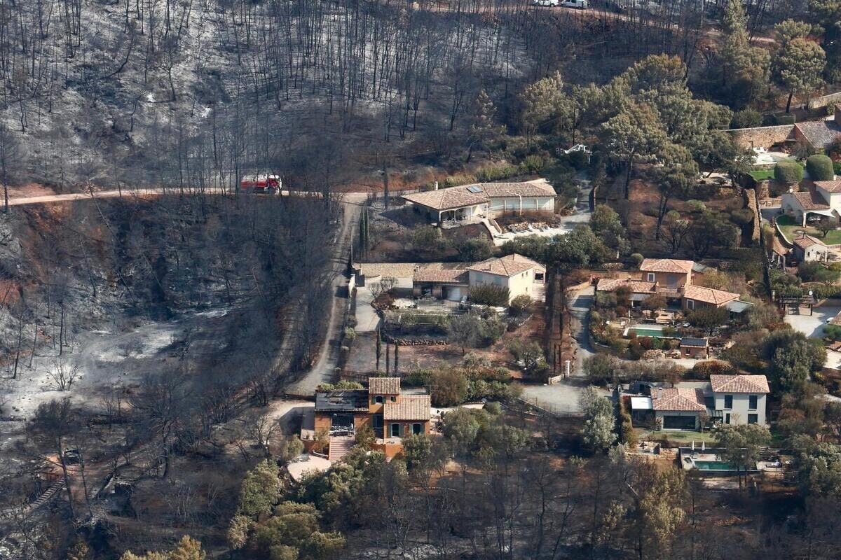 Var_Matin's tweet photo. En un peu plus de 24 heures, l’incendie qui s’est déclaré ce dimanche 19 juillet 2026 dans le secteur de Taradeau - Les Arcs dans le Var a ravagé quelque 200 hectares. Alors que le feu est désormais fixé, notre photographe a pu survoler la zone en hélico… https://t.co/7j1DQNIVHE https://t.co/4BDIO8Jcfn