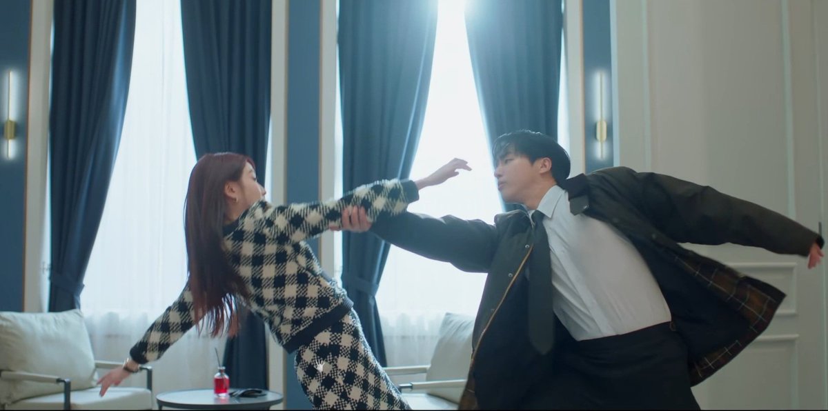 bin___bin0201's tweet photo. 2회만에 
1. 여리의 팔도 잡고
2. 발목도 잡고
3.옥상에서 팔베개도 해주며 같이 눕고
4.호텔에서 한 침대에서 잠도 같이 잤지만
여리의 손만 못잡은 강욱이🤭
3회에서 꼭 손잡고 귀신 보길ㅋㅋ
#박은빈 #ParkEunBin
#오싹한연애 #SpookyInLove https://t.co/Qk1oHUkBe9