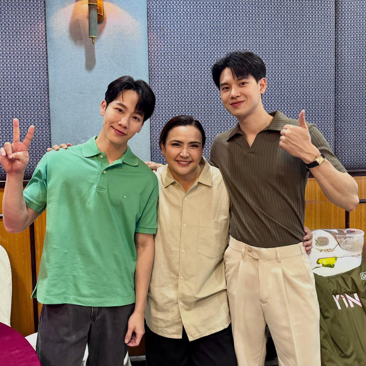 PortalYinwarBr's tweet photo. ✦| VAI SER SUCESSO! ❤️‍🔥 Hoje, em uma publicação no Instagram, a atriz Parn Thanaporn, que dará vida à mãe do Inspetor Thian em Police in Love, revelou um detalhe que deixou os fãs ainda mais animados!

Em sua mensagem de agradecimento pelo encerramento das gravações, a atriz fez um agradecimento especial ao diretor Jojo Tichakorn, responsável por sucessos como The Heart Killers, Only Friends, Never Let Me Go e 3 Will Be Free. Ela ainda comentou que esta é a segunda produção em que trabalha com o diretor.

Parn também elogiou todo o elenco e a equipe de produção, deixando um carinho especial para Yin Anan e War Wanarat, destacando a dedicação, o profissionalismo e a alegria dos dois durante as gravações.

Com Jojo Tichakorn na direção e uma equipe tão elogiada pelos próprios atores, tudo indica que Police in Love, uma produção da Argentis_th, tem tudo para ser um grande sucesso!

A expectativa só aumenta! Quem mais está ansioso para acompanhar essa história? ✨️

#ปิดกล้องที่รักสารวัตรเธียร์
#ที่รักสารวัตรเธียร์ #PoliceinLove 
#หยิ่นวอร์ #yinyin_anw #warwanarat #PortalYinwarBr