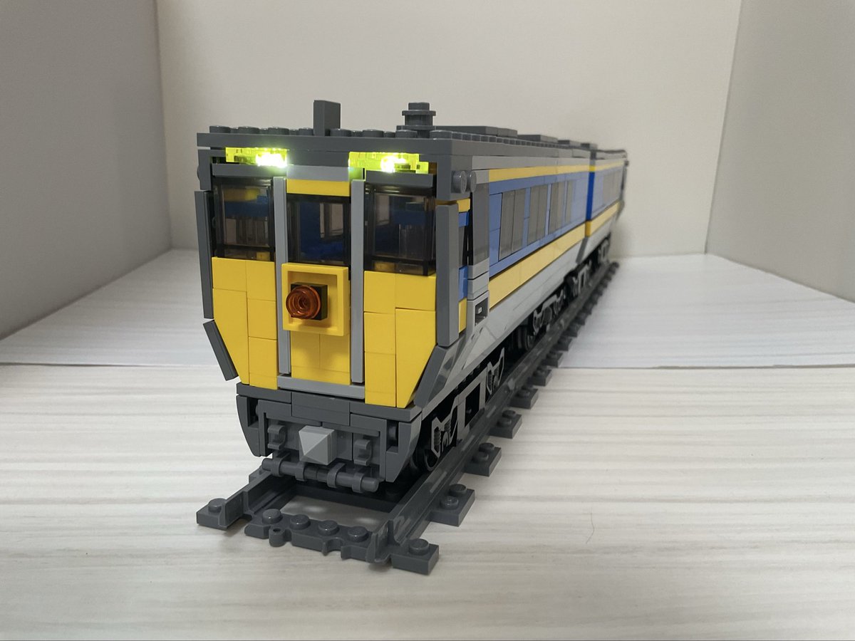 daikayomam's tweet photo. スーパーおき（キハ187）を作りました。
顔はあまり上手く作れませんでしたが、
横のボディの斜めのところが気に入っています♪
僕が猛スピードで走らせるので、
脱線ばっかりしています。

#スーパーおき
#キハ187
#legotrain
#legomortor https://t.co/irJXBHQVPv
