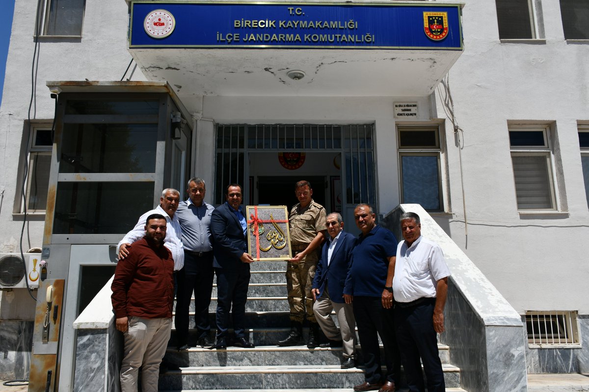 mehmetbegit's tweet photo. AK Parti İlçe Başkanımız Sayın Erol Açılan ve Belediye  Meclis Üyelerimiz ile birlikte, Birecik İlçe Jandarma Komutanı olarak görevine başlayan J. Kd. Ütğm. Sayın Fatih Doğruyol'a hayırlı olsun ziyaretinde bulunduk.

Kendisine yeni görevinde başarılar diliyor, nazik ev sahipliği için teşekkür ediyorum.
@AcilanErol