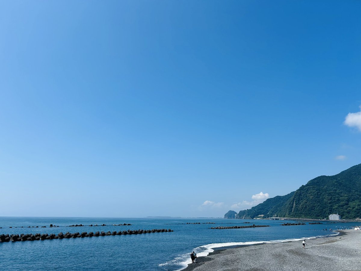fukuemonP's tweet photo. そういえば昨日は海の日だったのか
何も考えずに子供と海に行ったけど
ふらっと海に行ける環境って最高だよなとつくづく思う

#静岡生活 https://t.co/PDjFVowxEA