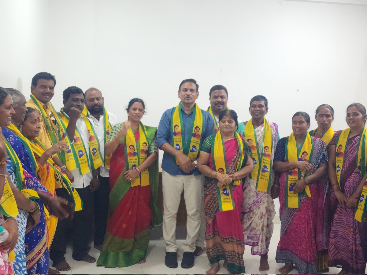 hariprsadp's tweet photo. కోరుట్ల మండలం యూసఫ్ నగర్ గ్రామానికి చెందిన గొల్లపల్లి విజయ గారు బీఆర్ఎస్ పార్టీ గ్రామ శాఖ అధ్యక్ష పదవికి రాజీనామా చేసి @TRSparty_HQ నాయకులు @DrRaghuBJP71139 గారి ఆధ్వర్యంలో  40 మందితో కలిసి TRS లో చేరిక వారికి డా. రఘు గారు పార్టీ కండువాలు కప్పి ఆహ్వానించారు....!
@jagruthi_Talks https://t.co/6VaAy8wNTw