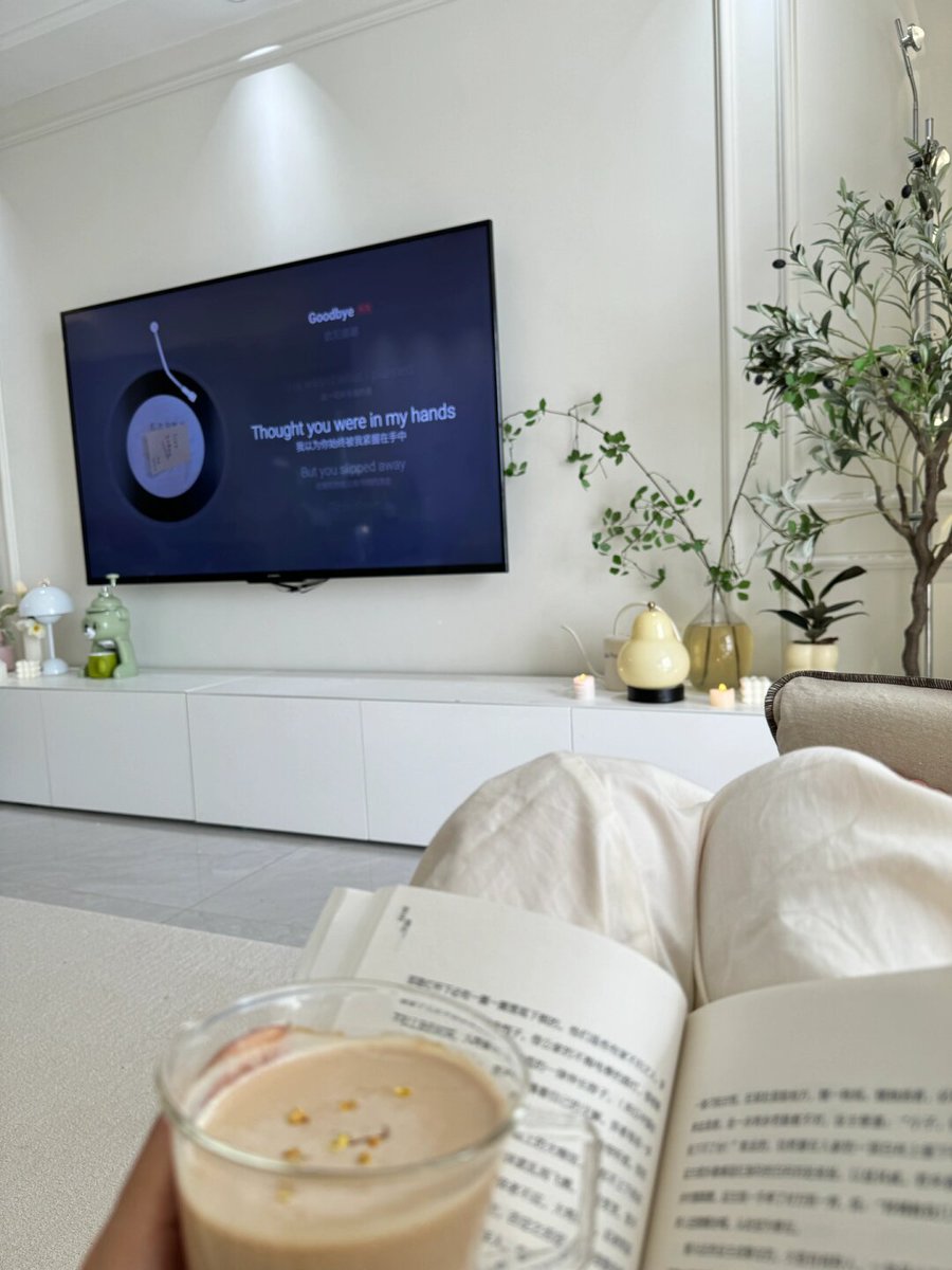 SuziMonforofs's tweet photo. Chilling with my favorite show and a warm cup of tea—this slow weekend vibe hits different!， https://t.co/GaGszcKB45