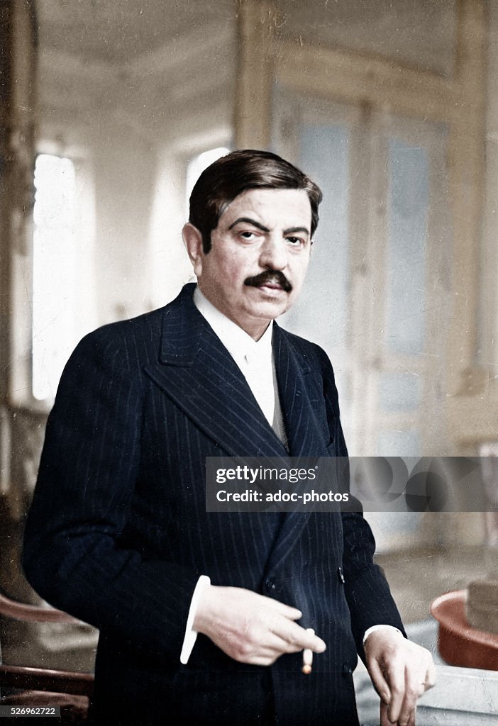 ehsanmansuri's tweet photo. فرانسوی‌ها خائینی مثل پیر لاوال که با ارتش متجاوز آلمان همکاری کرده بودند اعدام کردند.
زنانی که به آلمانی‌ها خدمات جنسی می‌دادند هم سر تراشیده شده و در شهر گردانده شدند تا همه عاقبت همدستی با متجاوز را ببینند.
پیر لاوال دقیقا همان کاری را کرده بود که رضا پهلوی آرزویش را دارد. https://t.co/6oKrzOnFJb