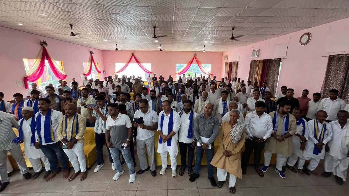 VinayRatanSingh's tweet photo. भीम आर्मी भारत एकता मिशन के 11वें स्थापना दिवस की आप सभी देशवासियों, साथियों और शुभचिंतकों को हार्दिक बधाई एवं मंगलकामनाएँ। 💙
आज पुरकाजी विधानसभा में स्थापना दिवस के अवसर पर विचार गोष्ठी, रक्तदान शिविर और भंडारे का आयोजन किया गया। सभा को संबोधित करते हुए मन बार-बार उन संघर्षों की ओर लौट गया, जब हमने इस संगठन की नींव रखी थी।
वह दौर याद आ गया जब संसाधन कम थे, लेकिन हौसले बुलंद थे। एक-एक साथी को जोड़ते हुए, गाँव-गाँव और गली-गली जाकर सामाजिक न्याय, शिक्षा, सम्मान और संविधान की आवाज़ को बुलंद किया। उन अनगिनत संघर्षों, त्याग और समर्पण की याद में आज आँखें नम हो गईं।
भाई चन्द्रशेखर आज़ाद और मैंने मिलकर तय किया गया वह सफर केवल एक संगठन खड़ा करने का नहीं था, बल्कि लाखों शोषित, वंचित और पिछड़े समाज के लोगों के आत्मसम्मान की लड़ाई को नई दिशा देने का संकल्प था।
आज 11 वर्षों बाद जब भीम आर्मी भारत एकता मिशन देशभर में सामाजिक परिवर्तन की एक मजबूत आवाज़ बनकर खड़ा है, तो यह हर उस साथी के त्याग, विश्वास और संघर्ष का परिणाम है जिसने हर कठिन परिस्थिति में भी मिशन का साथ नहीं छोड़ा।