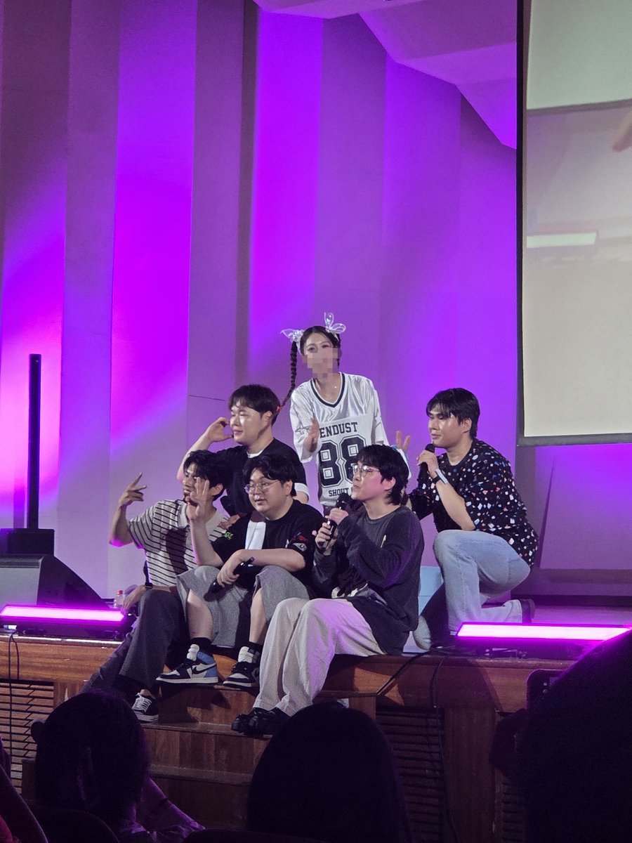 eveeeN_'s tweet photo. 이게 여름콘날 찍은 마지막 사진임
이거 찍고 바로 폰이 꺼졌어여 https://t.co/o8g6ysA1Fv