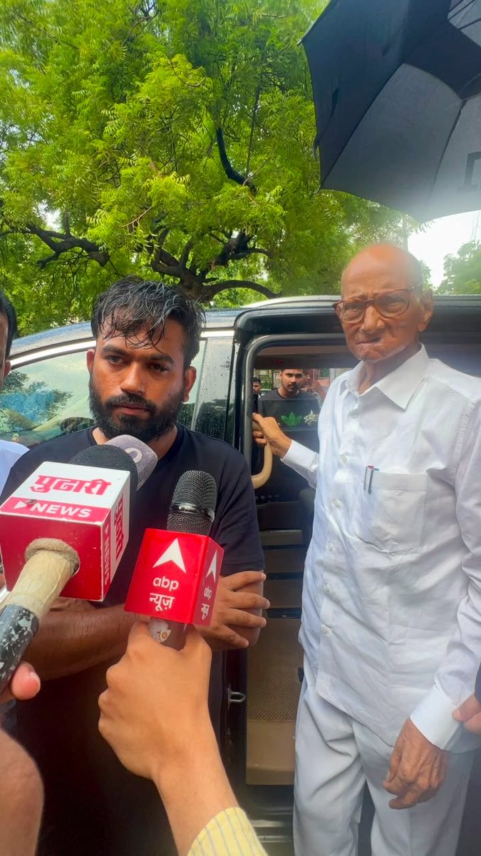Cockroachisback's tweet photo. NCP SP Chief &amp; Senior MP Sharad Pawar visited Jantar Mantar to check on the protestors after yesterday’s brutal violence by Delhi Police. https://t.co/bkP06bOgHI