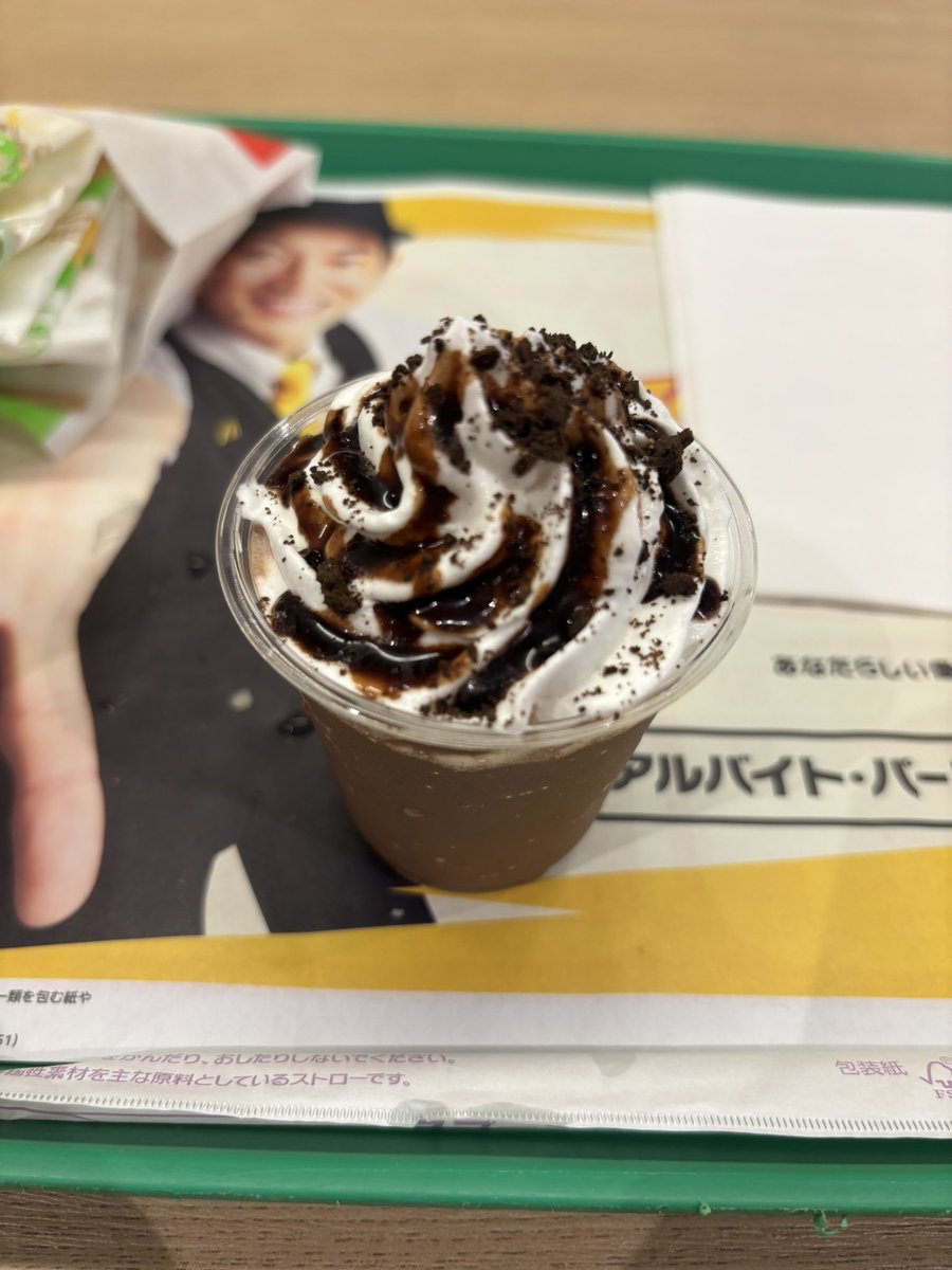 K_tan149's tweet photo. マクドナルドで時間を潰していたらお兄さんにアンケートご協力を依頼されちゃった✌️
お礼としてミニチョコフラッペオレオいただいた、甘さがしみる〜 https://t.co/ZMZImA3sCh