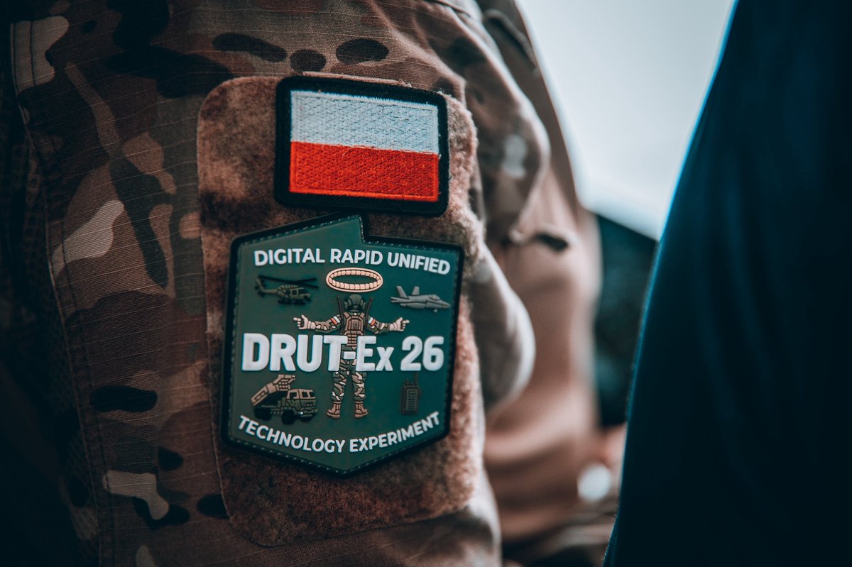 CyberWojska's tweet photo. ✈️ Samoloty F-35 to zaawansowane platformy bojowe, będące elementem systemu, w którym kluczowe znaczenie ma wymiana informacji i współpraca z innymi uczestnikami działań.

Ich możliwości w pełni wykorzystuje się wtedy, gdy pozyskiwane dane mogą być skutecznie przekazywane i wykorzystywane przez pozostałe komponenty Sił Zbrojnych.

Z takim założeniem przeprowadzono pierwsze w Polsce warsztaty interoperacyjności DRUT-EX (Digital Rapid Unified Technology – EXperiment) poświęcone integracji samolotów F-35 z pozostałymi elementami Sił Zbrojnych RP. W ćwiczeniu uczestniczyły między innymi samoloty F-35 i F-16, śmigłowce S-70i Black Hawk oraz żołnierze wojsk specjalnych, wspólnie sprawdzając współdziałanie systemów, procedur i sposobów wymiany danych.

W realizację warsztatów włączyło się również Dowództwo Komponentu Wojsk Obrony Cyberprzestrzeni. Eksperci #DKWOC odpowiadali za merytoryczny nadzór nad obszarem taktycznych systemów transmisji danych oraz współorganizowali przedsięwzięcie wraz z wojskami specjalnymi.

Więcej na ten temat w artykule od @Polska_Zbrojna (w komentarzu) ⤵️