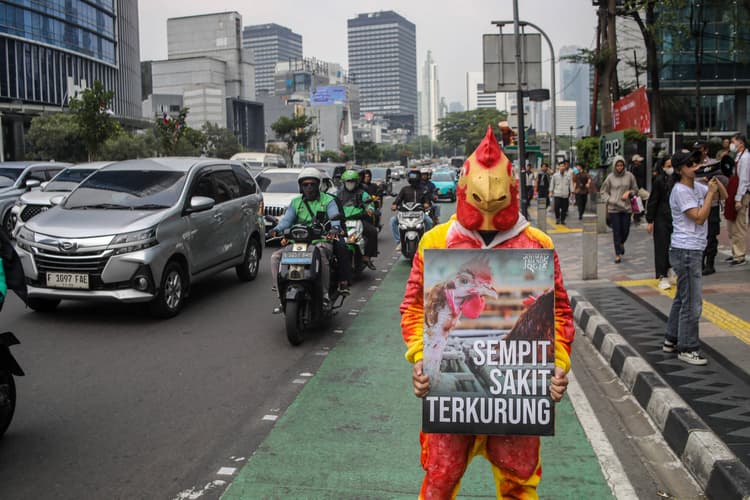 akuratco's tweet photo. FOTO | Aktivis yang tergabung dalam koalisi Animal Friends Jogja (AFJ) dan Act for Farmed Animals (AFFA) melakukan aksi di depan kantor Fore Coffee, Jakarta, Selasa (21/7/2026). 

Aksi itu mengangkat isu kesejahteraan ayam petelur dalam rantai pasok makanan, di mana Fore Coffee menyatakan belum dapat bergabung dalam transisi menuju penggunaan telur bebas sangkar (cage-free). Koalisi tersebut mendesak untuk mencabut penolakan terhadap gerakan tersebut, serta meminta komitmen publik dan roadmap penggunaan telur bebas sangkar secara bertahap. 

📷 https://t.co/YIg8nsRApA Prakoso
