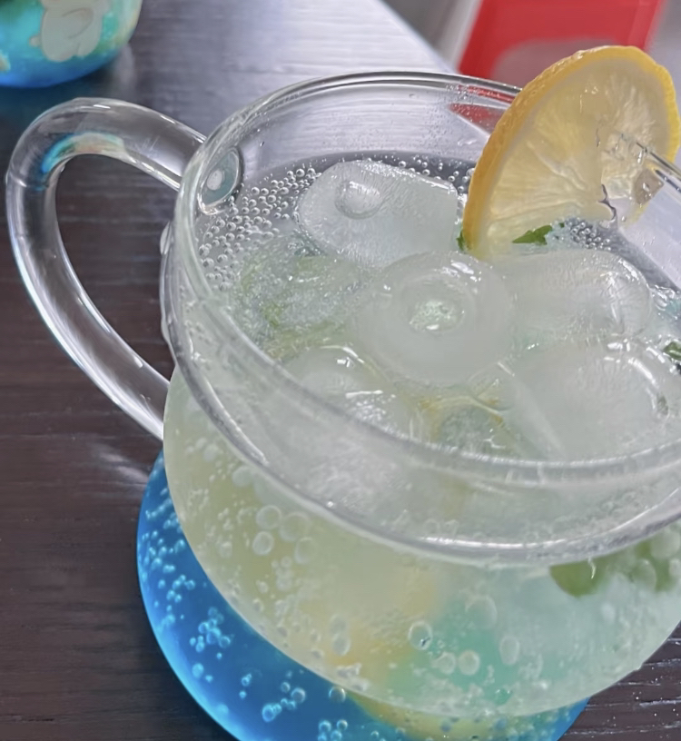 Timothy30034948's tweet photo. [Whip up a 2-minute iced honey lemon tea! Steep black tea, squeeze lemon, add honey u0026 ice – zesty, refreshing, perfect for hot days! ]， https://t.co/541GlromlX