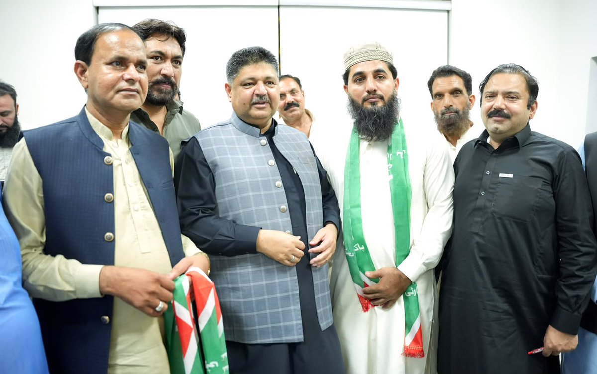 IPPPunjab's tweet photo. ممبر صوبائی اسمبلی و جنرل سیکرٹری آئی پی پی پنجاب محمد شعیب صدیقی سےغلام حیدر اور زاہد محمود ملاقات اور استحکام پاکستان پارٹی میں شمولیت کا اعلان، پارٹی رہنماؤں نے پارٹی پرچم پہنا کر شامل ہونے والوں کا خیر مقدم کیا۔2 /1
#Voteforeagle #AleemKhan #istehkamepakistanParty https://t.co/8nBnxRTdo8