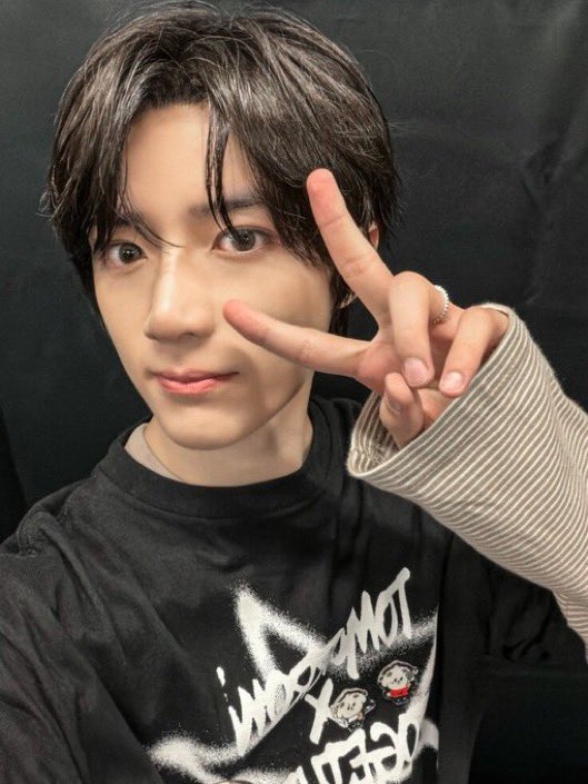 translatingTXT's tweet photo. 2026 melon summer: txt’s summer routine - #beomgyu 

🧸 a selfie from the last day of moacon, the concert that had been with us all summer, because i was sad to see it go..!
🧸personally, i really like summer nights too. i was on my way back after wrapping up my schedule for the day and the night view was pretty so i took a picture!