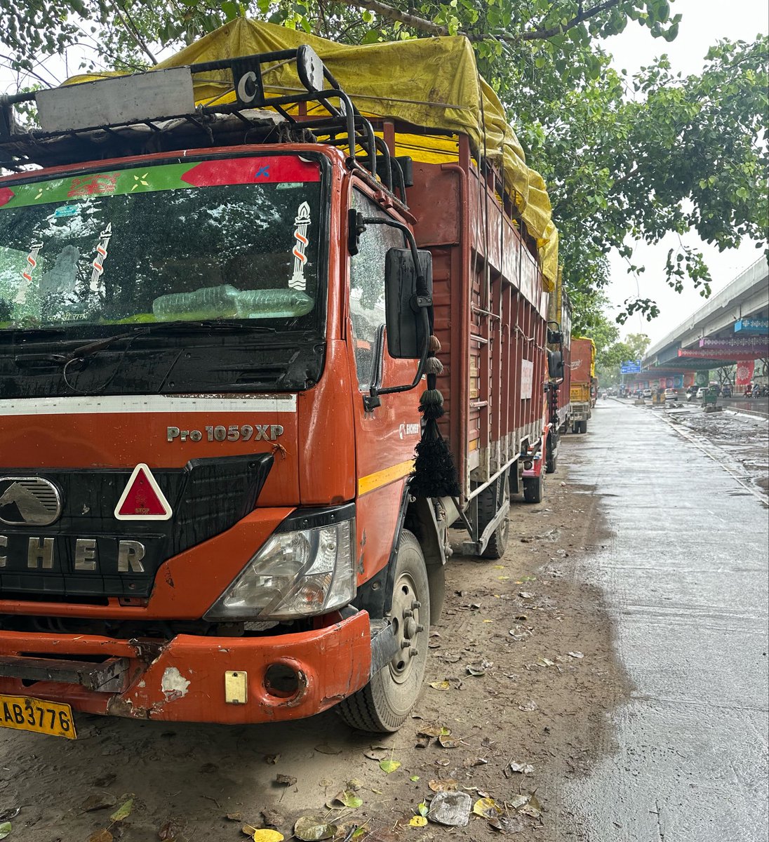 aman_guptaa5's tweet photo. @dtptraffic @DelhiPolice Sir, so many tempo are parked on this mandoli Extn. road please have them removed. Improper activities take place alongside these vehicles, so please ensure they are cleared away. @DCPEastDelhi https://t.co/NjE6MBmZ03