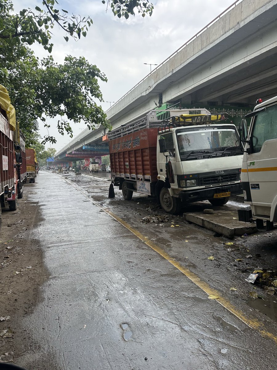 aman_guptaa5's tweet photo. @dtptraffic @DelhiPolice Sir, so many tempo are parked on this mandoli Extn. road please have them removed. Improper activities take place alongside these vehicles, so please ensure they are cleared away. @DCPEastDelhi https://t.co/NjE6MBmZ03