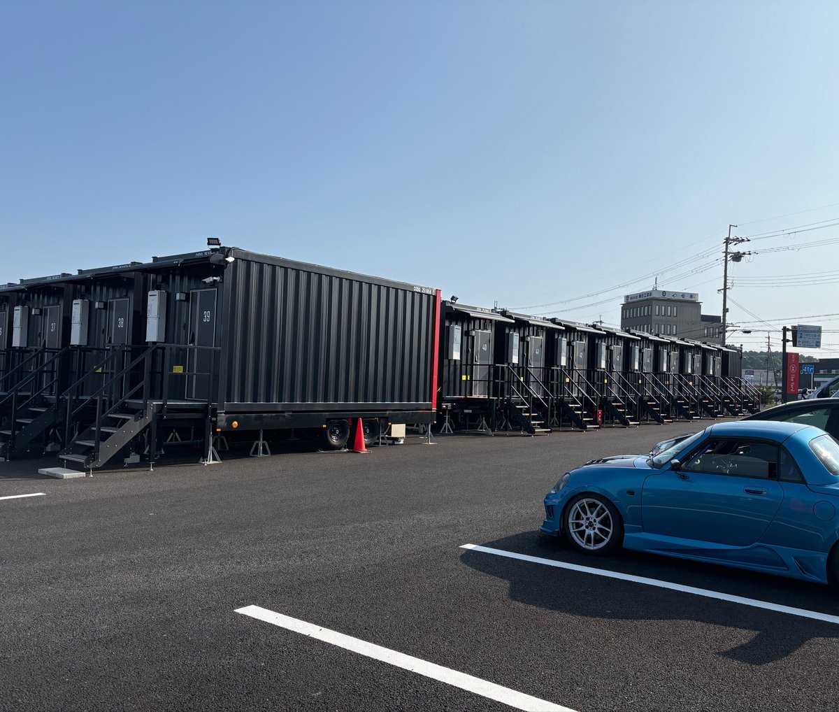 ninja_futaba's tweet photo. エスコペ、で四国までの日帰りはしんどいので日曜日に利用させて貰ったコンテナ。
人生2度目なのですが、なかなか快適😃

バイクでの泊まりツーリングで、ビジホ使いますが、部屋までヘルメットと荷物持って両手塞がりつつ、エレベーター待ちを考えたら、駐車場側なので！アリですね🤔

r9さん https://t.co/S35MtClTSz