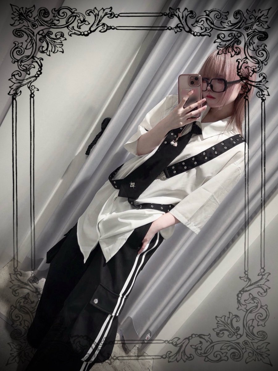 acro_ikebukuro's tweet photo. REFLEMのシャツ×ジャージでスクールライクコーデ♥

メンズにもレディースにも合わせられる神アイテムです!!

@_REFLEM
 #reflem  #レフレム #地雷系 #サブカル https://t.co/1DAWSiEDPm
