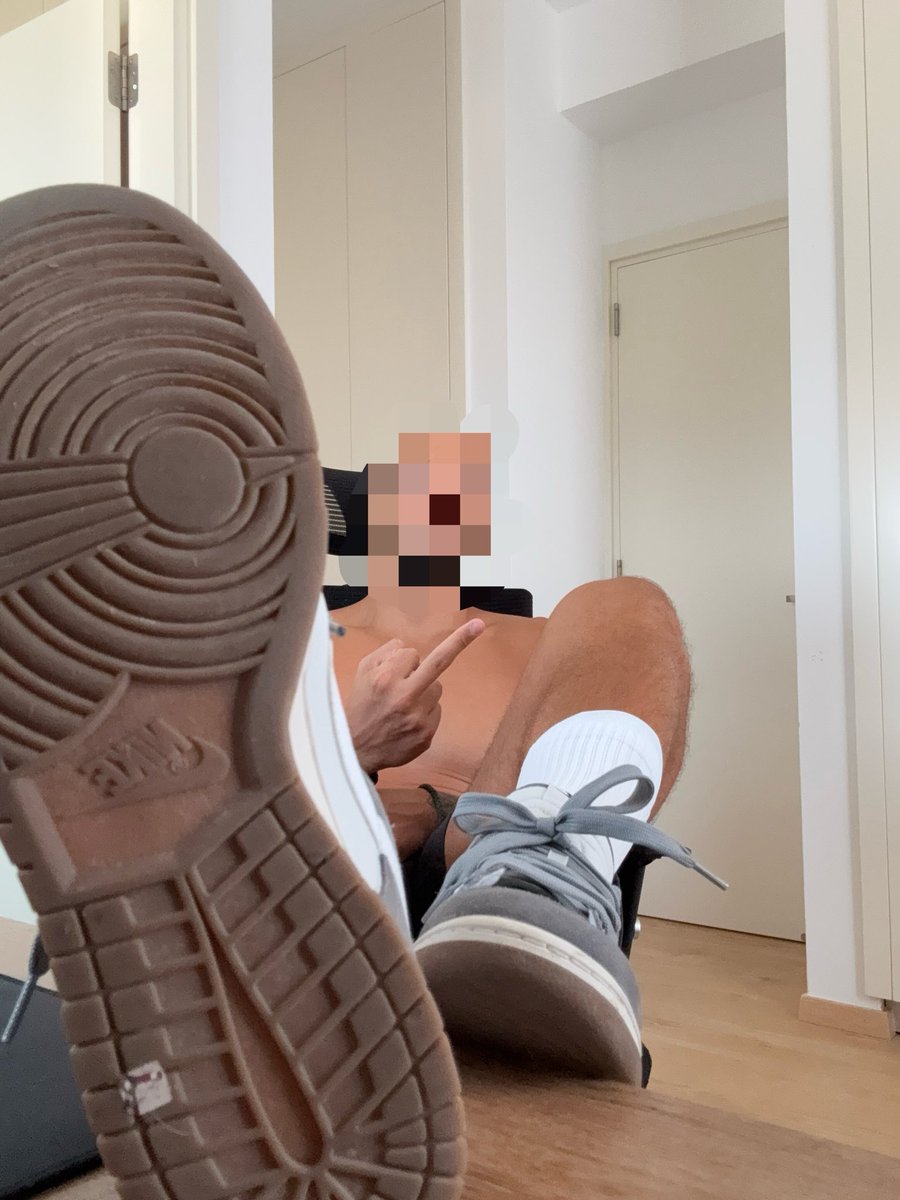 Master_Kenz0's tweet photo. Nike’s in dein Maul, vorher sauber lutschen 😈 🙇🏻‍♂️ 

Kannst direkt starten in meinen DMs! 

@slave_here @HNGRY_SLT #findomalpha https://t.co/1FhcVUVLw0