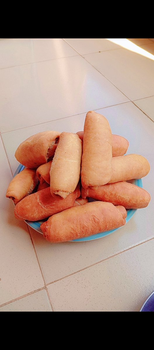 LifeWithAmaka_'s tweet photo. Freshly fried fish rolls and made with love! Who's grabbing the first one?  #Baking #Foodie #Homemadefishrolls https://t.co/V1VmImSaKQ