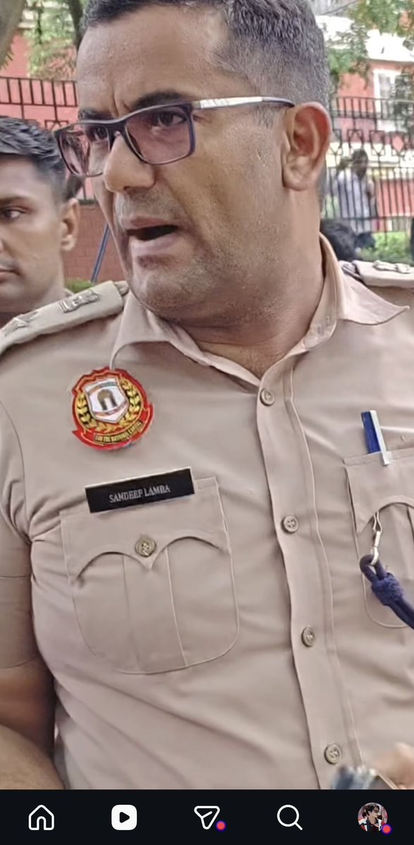 nikitychan's tweet photo. Exposing the police face who raised his hand on women , if you need full video i will provide u @DelhiPolice @MumbaiPolice https://t.co/tiuIyXaKha