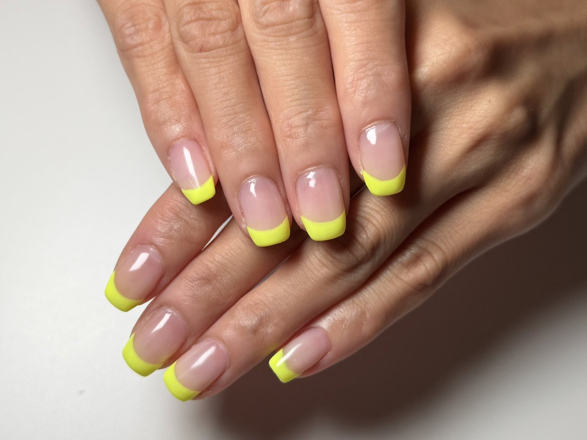 paddynails's tweet photo. 白もネオンも夏って感じ！
パキッとした色味のフレンチかわいいよね🌞

#フレンチネイル　
#栄ネイル https://t.co/8Dssy1xAzT