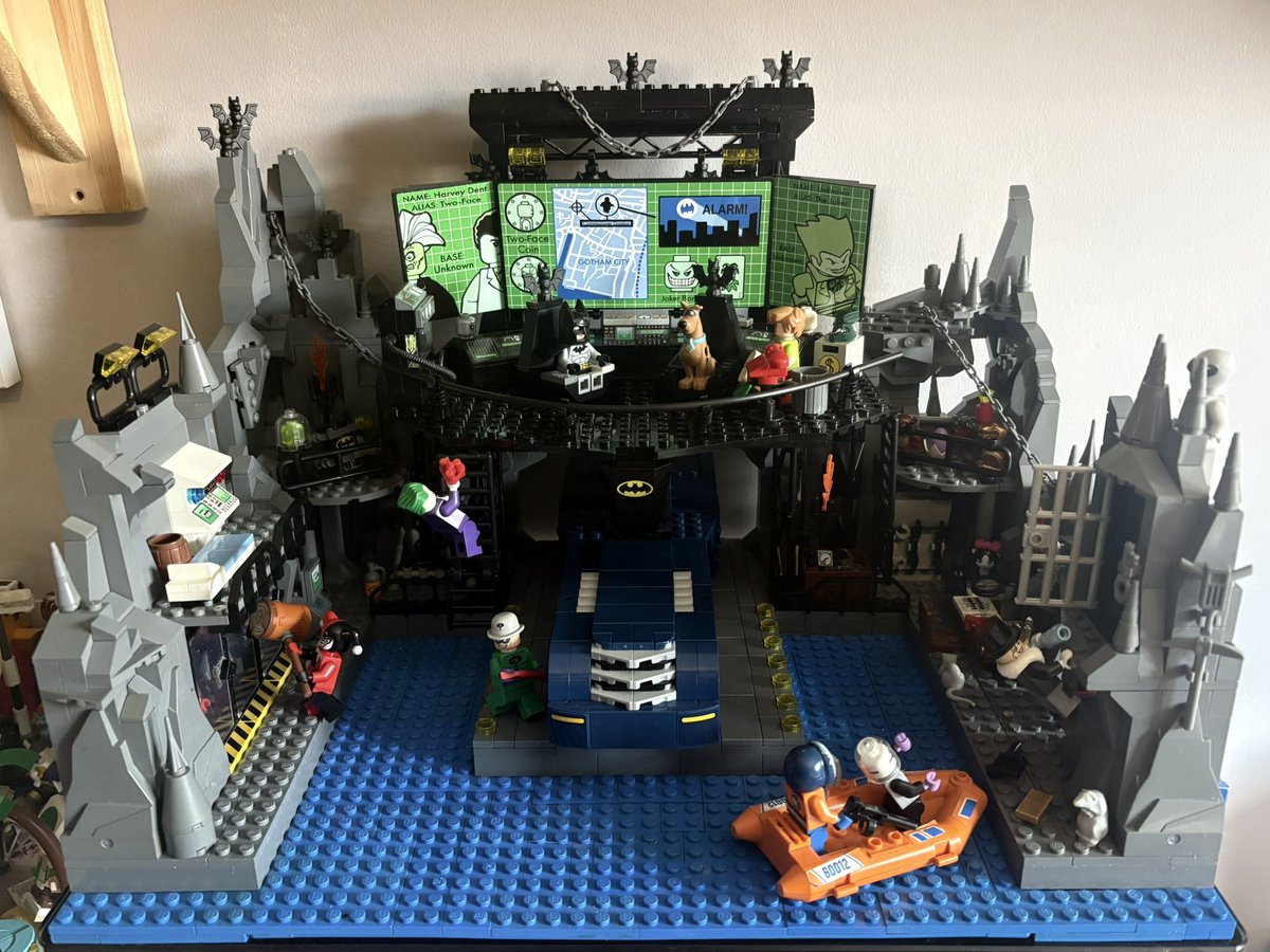 duckieonline's tweet photo. lego still hasn’t made a batcave to top the 2006 one imo so I made my own based on it. 

I’ll buy an alfred and robin when the prices become less insane lol

#legobatman #lego #batman #btas https://t.co/cdbaC15JQZ