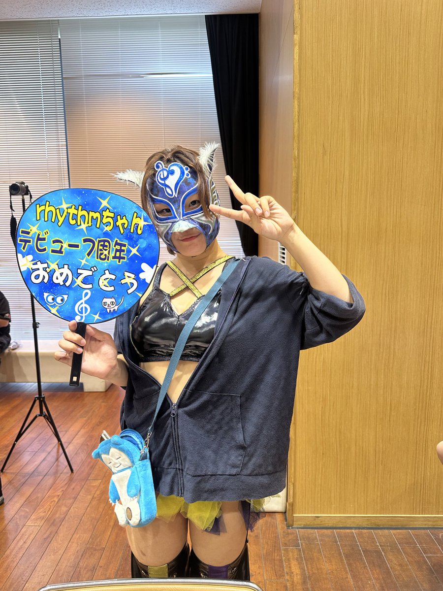 gdc9174's tweet photo. rhythmちゃんにうちわを受け取ってうれぴーまん✨
忘れ物？気づいてしまったぁ…👟😆

試合は同期バニー及川さんにしてやられたなぁ…🫢　でも楽しめました🎵

@pw_jto_R https://t.co/PXxDrLNGCR
