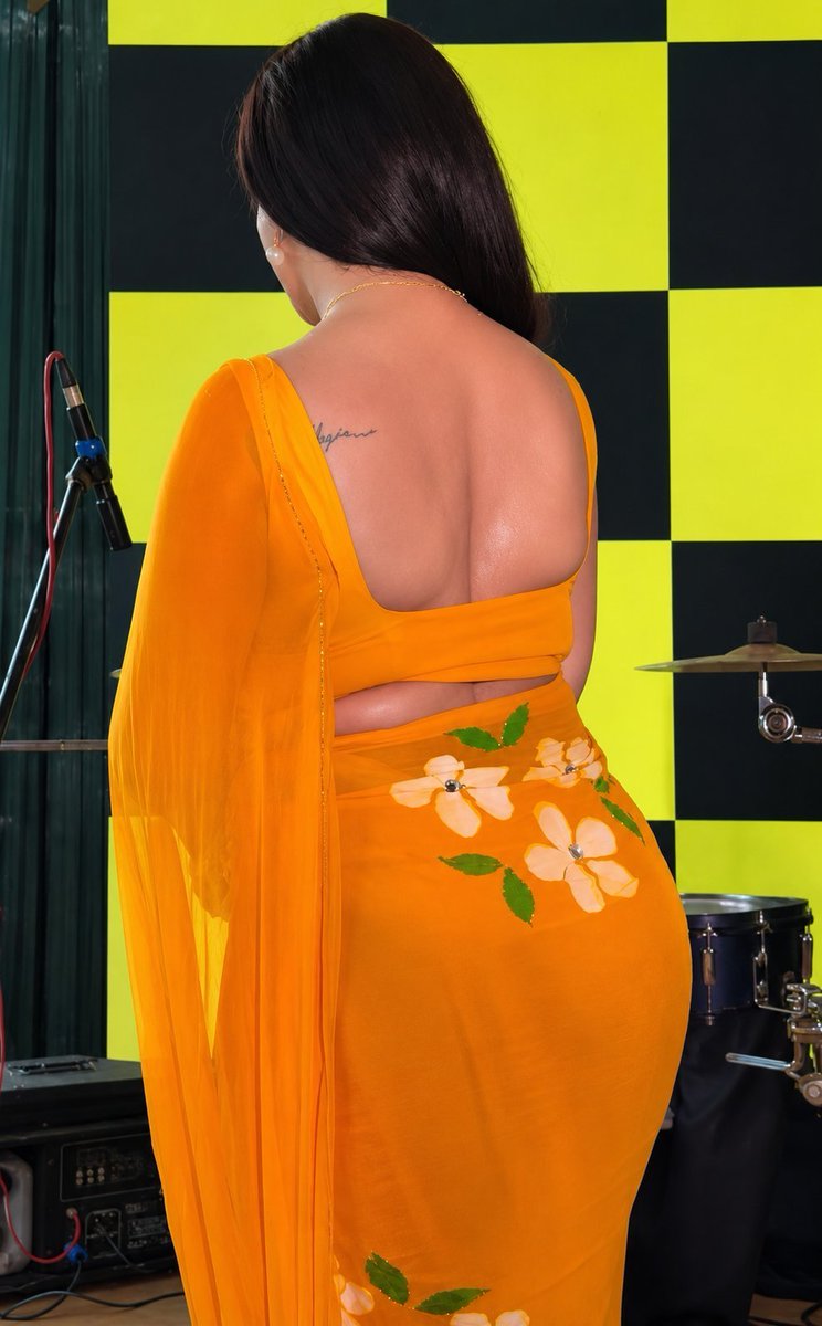 raokrish011's tweet photo. Ufffff Honey rose body mottam honey vesi full ga nakutu deeni sallu notlo pettukoni kasi ga paiki ha rendu pirrala madya face petti guvva smell chustu baga balisina deeni puvvu remmalu veedateesi rasam karedaka Nakesi rasam mottam tagi deeni Tho ride cheyali 💦🥵 https://t.co/FZxer5u723