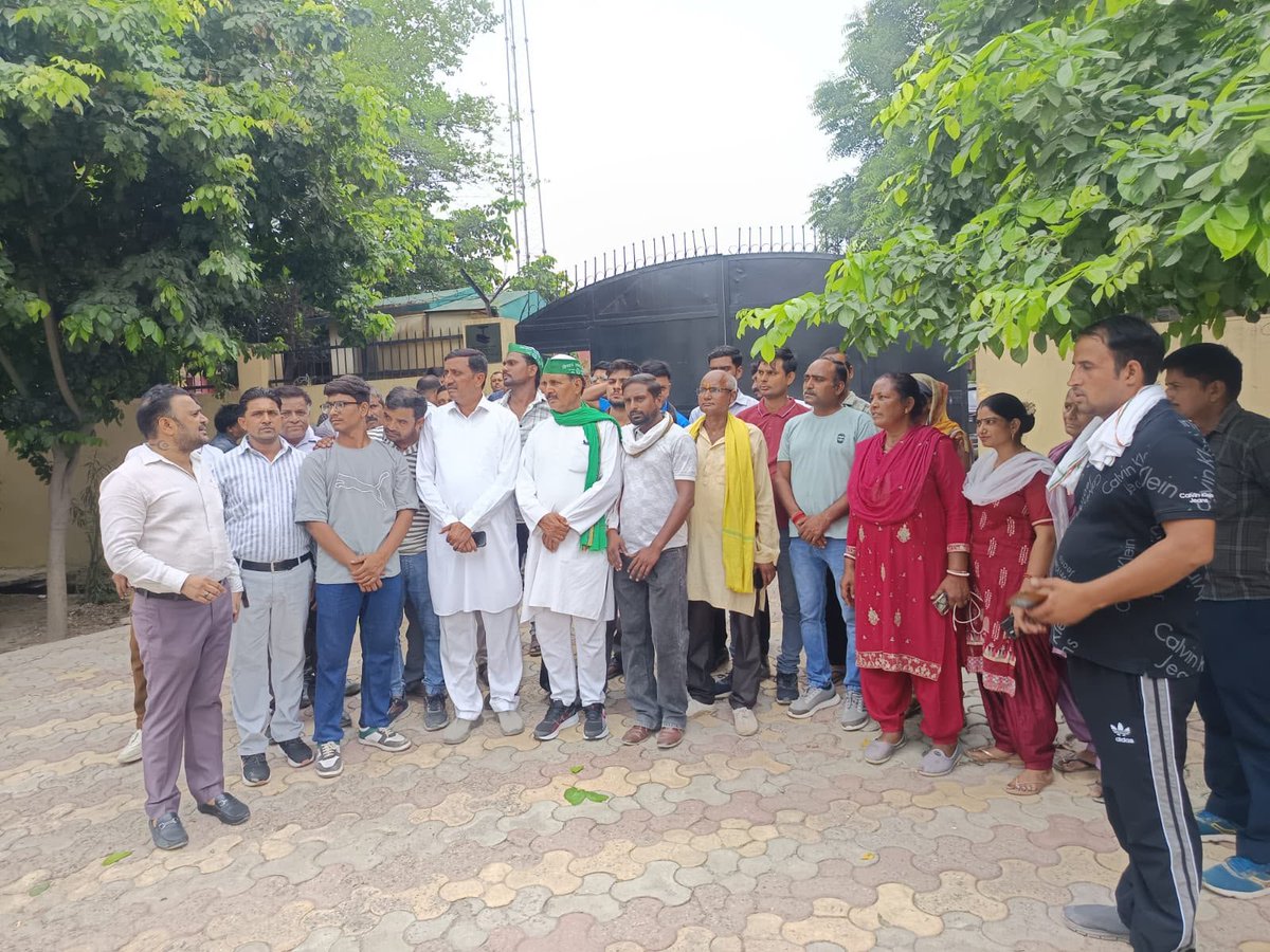 SunilKu29343573's tweet photo. @npclgrnoida @aksharmaBharat @CMOfficeUP @dmgbnagar @myogiadityanath @myogioffice @tejpalnagarMLA @dr_maheshsharma @narendramodi @AKSharmaOffice @PankajSinghBJP @MedhaRoopam पवन एन्क्लेव, कुलेसरा में पिछले 20–25 दिनों से स्थानीय ट्रांसफॉर्मर खराब पड़ा हुआ है। इसके कारण क्षेत्र के सैकड़ों परिवार भीषण गर्मी में बिजली और पानी जैसी मूलभूत सुविधाओं से वंचित हैं। कई बार शिकायत करने के बावजूद अब तक कोई स्थायी समाधान नहीं किया गया है। https://t.co/0LTJTIf9wp