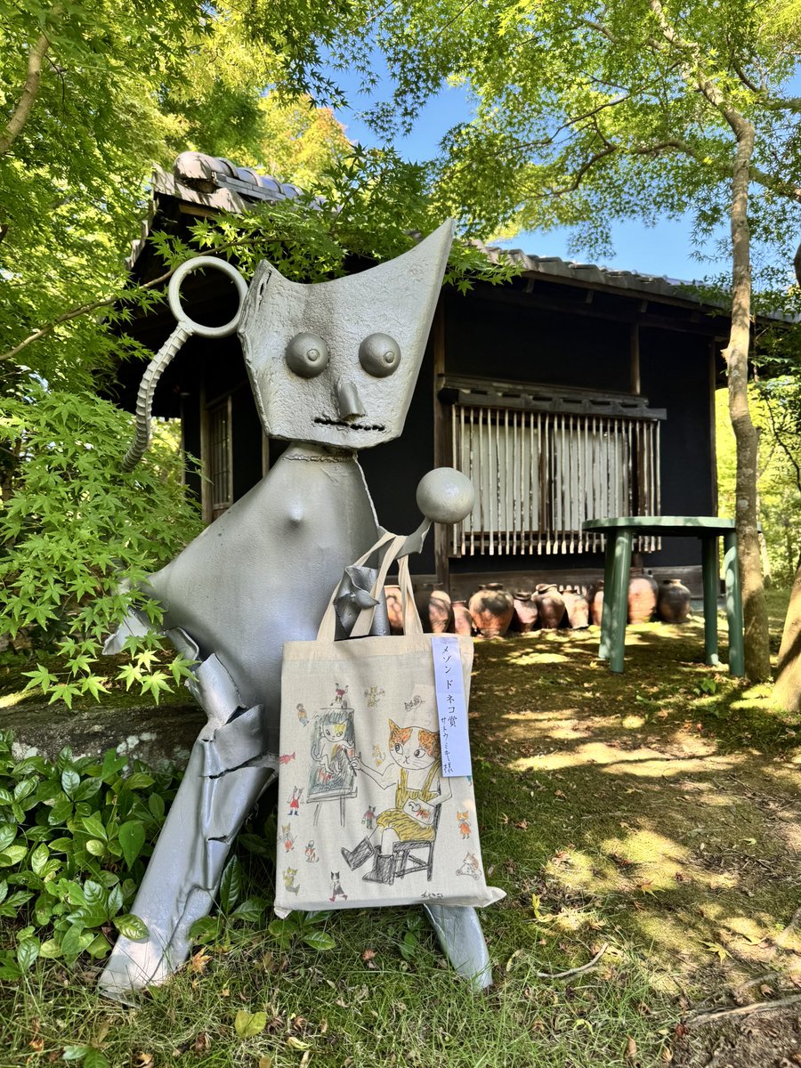 sato3ki's tweet photo. 昨日は松山庭園美術館「第23回猫ねこ展覧会」授賞式🖼️
 
たくさんの素晴らしい作品が並ぶ中、私の作品をメゾンドネコ賞に選んでいただけたことを、とてもありがたく、光栄に思います。
 
メゾンドネコさんは、2019年に初めて展示をさせていただいた私にとって思い出深いギャラリーです。
 
なんと、今回の受賞をきっかけに、来年の2027年9月に再び個展を開催させていただくことになりました🙏
これから打ち合わせを重ねながら、展示の内容を少しずつ形にしていきます。
 
毎年、作品を発表する機会をいただき、いつもあたたかく迎えてくださる松山庭園美術館には心より感謝しています。
 
続けることは、ご縁を育てていくことなのだと、あらためて感じています🙏✨
 
松山庭園美術館の皆さま、メゾンドネコさん、そしていつも作品を見てくださる皆さま、本当にありがとうございます。
 
2027年9月の個展に向けて、これからも一つひとつの作品に丁寧に向き合っていきます。
 
#松山庭園美術館 #メゾンドネコ #猫ねこ展覧会