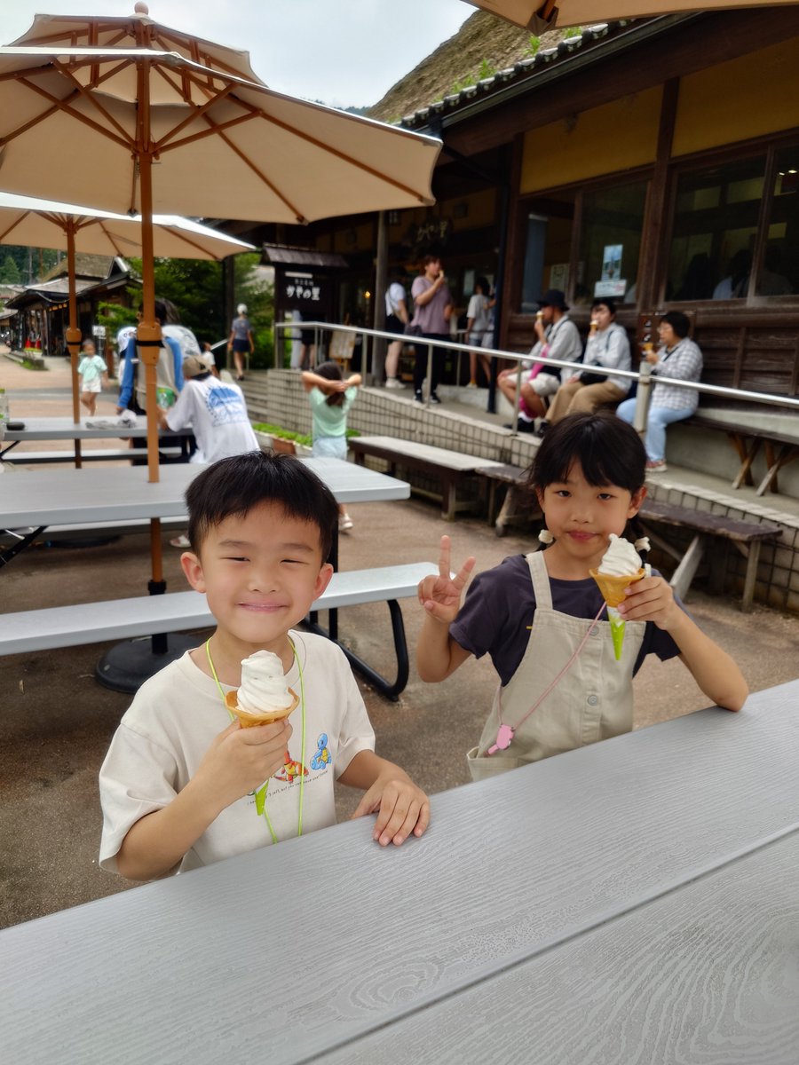 TerryLin0613's tweet photo. 大阪行Day2
第一站美山合掌村，好漂亮~導遊請吃冰淇淋，美山牛乳超好喝！一樣是熱個半死~ https://t.co/Y3Uujs9xYa