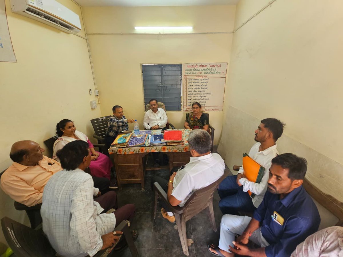 CollectorMeh's tweet photo. વિજાપુર તાલુકાના દેવડા ગામની મુલાકાત લઈ ગામના મહેસૂલી રેકર્ડની ચકાસણી કરવામાં આવી તથા સામાન્ય દફ્તર તપાસણી ફોર્મ ભરવામાં આવ્યું. સંબંધિત કર્મચારીને રેકર્ડની નિયમિત જાળવણી તેમજ કામગીરી બાબતે જરૂરી સૂચનાઓ આપવામાં આવી.

@CMOGuj @sanghaviharsh @MLASanjaysinh
@revenuegujarat https://t.co/96zuV8IYEf
