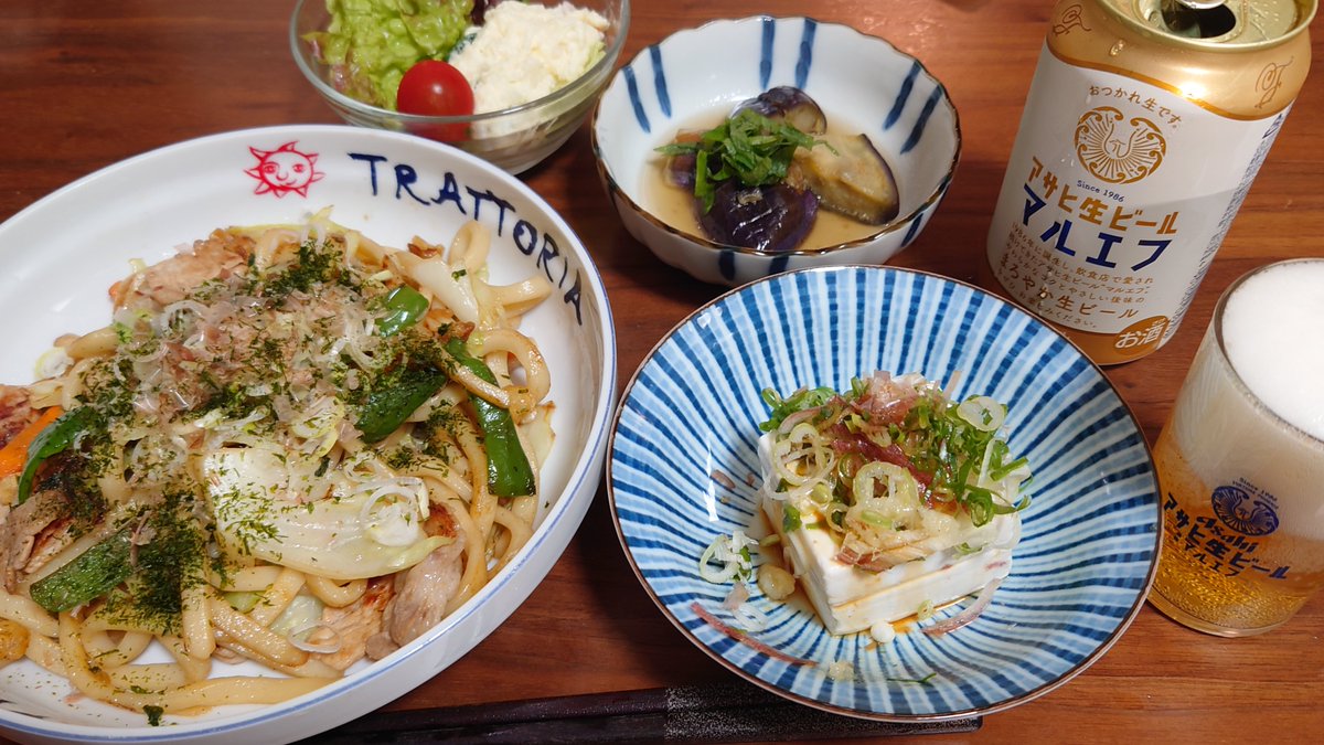 soi_n_one's tweet photo. 梅雨明けして昼間外を歩いたら大汗💦ダクダク🤪一気に2キロ近く体重減‥でもすぐに🍺で元通りか？
晩酌は真夏らしく冷奴と🍆茄子の焼き浸し、焼きうどんにポテサラで🍻🍻
#晩酌 #X晩酌部 #減塩
#とにかく呑み隊 https://t.co/CsE7PtZKpX