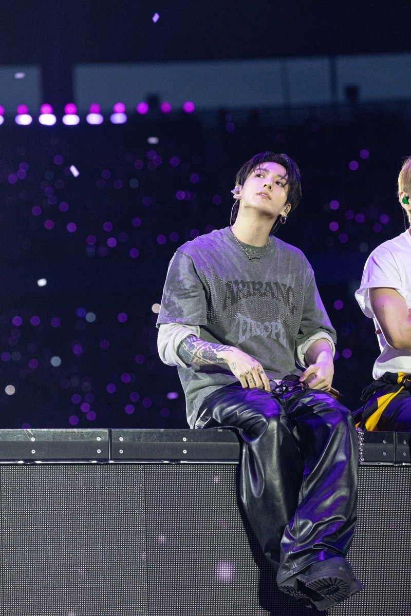 TheStandardPOP's tweet photo. ลุคในช่วง ACT 2 เน้นไปที่ซิลูเอตแบบโอเวอร์ไซซ์ ซึ่งในวันที่ 17 ทาง JUNG KOOK สวมแจ็กเกตยีนส์ประดับหมุด Le City พร้อมดีเทลโลโก้แบบ patchwork ส่วนในวันถัดมา JUNG KOOK ปรากฏตัวในลุคชุดหนังสีดำอีกครั้ง แมตช์ลุคด้วยถุงมือยาว กางเกงรุ่น XXL และเสื้อแขนสั้นมีฮู้ดทรง boxy ที่ปักโลโก้พร้อมหมายเลข 10 ซึ่งสื่อถึงหมายเลข 10 บนถนน Avenue George V ที่ตั้งทางประวัติศาสตร์ของ Balenciaga ในกรุงปารีส 

ตลอดการแสดงคอนเสิร์ตทั้งสองรอบติดต่อกัน JUNG KOOK ได้สวมรองเท้าบูตรุ่น Venom และแว่นกันแดดรุ่น Boomerang Cat รวมไปถึงเครื่องประดับของ Balenciaga อย่างสร้อยคอ BB Icon และสร้อยคอ DIY Pin อีกด้วย

ชมรูปภาพทั้งหมดได้ที่:
 https://t.co/rOa3j2165t

ภาพ: Balenciaga

#BALENCIAGA
#JUNGKOOK #BTS
#ARIRANGWORLDTOUR
#TheStandardPop