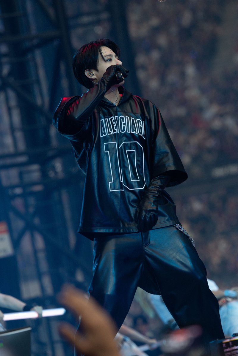 TheStandardPOP's tweet photo. ลุคในช่วง ACT 2 เน้นไปที่ซิลูเอตแบบโอเวอร์ไซซ์ ซึ่งในวันที่ 17 ทาง JUNG KOOK สวมแจ็กเกตยีนส์ประดับหมุด Le City พร้อมดีเทลโลโก้แบบ patchwork ส่วนในวันถัดมา JUNG KOOK ปรากฏตัวในลุคชุดหนังสีดำอีกครั้ง แมตช์ลุคด้วยถุงมือยาว กางเกงรุ่น XXL และเสื้อแขนสั้นมีฮู้ดทรง boxy ที่ปักโลโก้พร้อมหมายเลข 10 ซึ่งสื่อถึงหมายเลข 10 บนถนน Avenue George V ที่ตั้งทางประวัติศาสตร์ของ Balenciaga ในกรุงปารีส 

ตลอดการแสดงคอนเสิร์ตทั้งสองรอบติดต่อกัน JUNG KOOK ได้สวมรองเท้าบูตรุ่น Venom และแว่นกันแดดรุ่น Boomerang Cat รวมไปถึงเครื่องประดับของ Balenciaga อย่างสร้อยคอ BB Icon และสร้อยคอ DIY Pin อีกด้วย

ชมรูปภาพทั้งหมดได้ที่:
 https://t.co/rOa3j2165t

ภาพ: Balenciaga

#BALENCIAGA
#JUNGKOOK #BTS
#ARIRANGWORLDTOUR
#TheStandardPop
