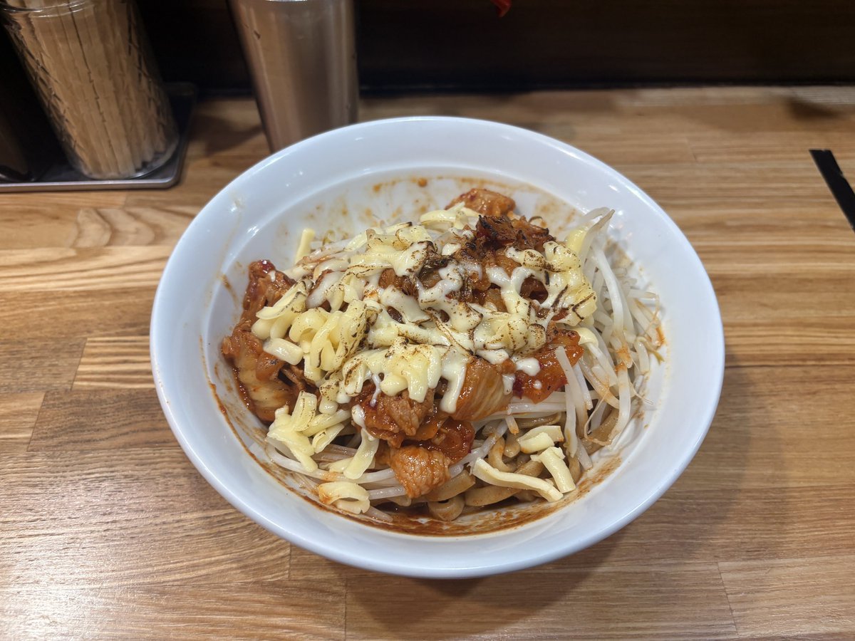 hanzo5569's tweet photo. @buta_totsuka 
豚キムチまぜそばが食べたいってことで🐷訪問！！
これ絶対息子も好���なヤツだ
帰ってこっそり自慢しますw
スマホを置き忘れた隣のお客さんが戻ってきて一安心✨
ごちそうさまでした♪
#豚仙人戸塚店 https://t.co/y2kIKAytuu
