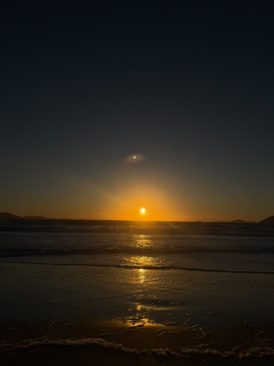 alinepaula98's tweet photo. Entre o amanhecer e o entardecer do dia, como é lindo as obras do criador 
Eu me perco em tanta beleza 😍🥹✨ https://t.co/v9vNmQxLAE