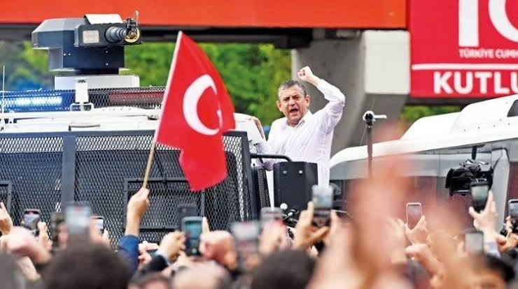 etkiIihabery's tweet photo. Özgür Özel'in CHP'ye veda ettiği grup toplantısına 82 milletvekili katıldı. (Sözcü) https://t.co/ZMLKTXTrxv