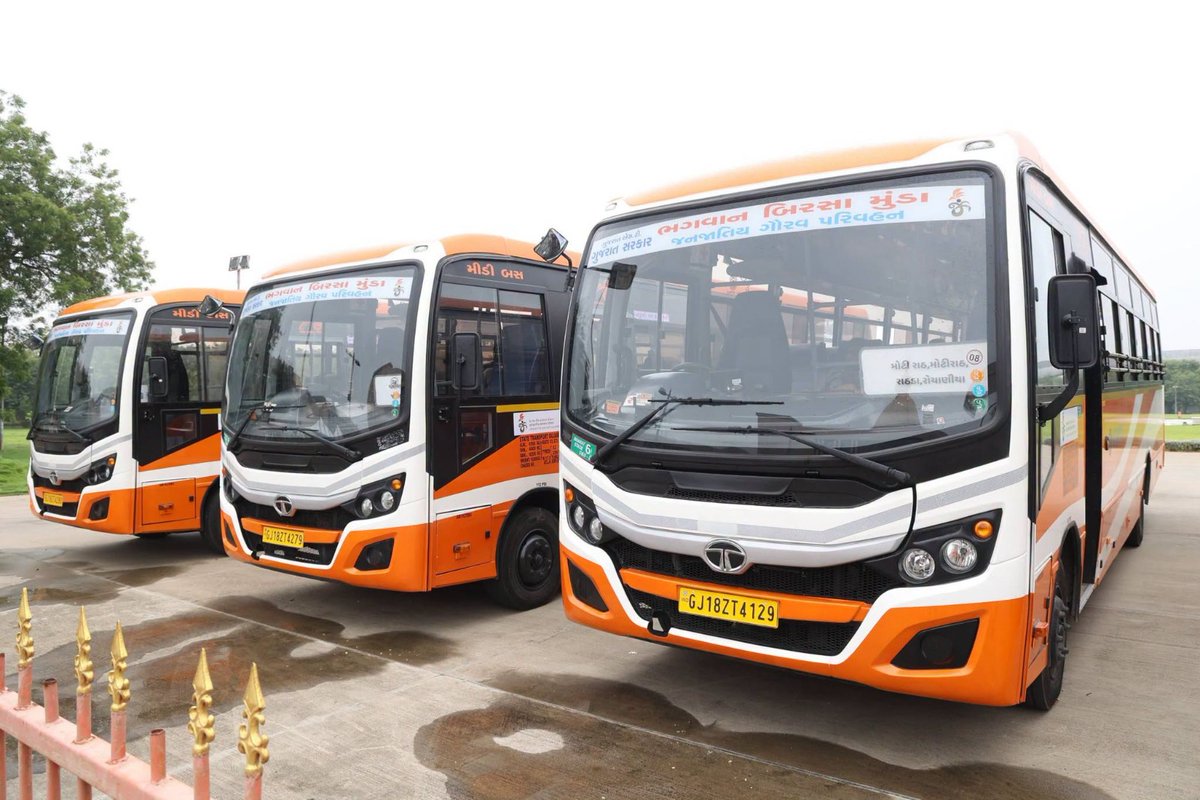 BJP4Gujarat's tweet photo. સુવિધાસભર પરિવહન, ઉજ્જવળ ભવિષ્યનું નિર્માણ..!

ગાંધીનગર ખાતેથી માન. મુખ્યમંત્રી શ્રી @Bhupendrapbjp અને નાયબ મુખ્યમંત્રી શ્રી @sanghaviharsh એ 'ભગવાન બિરસા મુંડા જનજાતીય ગૌરવ પરિવહન સેવા' અંતર્ગત 139 બસોને લીલી ઝંડી આપી પ્રસ્થાન કરાવ્યું.

પૂરતી સુવિધાઓથી સજ્જ આ પરિવહન સેવાથી અંતરિયાળ, દુર્ગમ અને પહાડી વિસ્તારોના આદિજાતિ વિદ્યાર્થીઓ માટે શાળા-કોલેજની અવરજવર સરળ બનશે તેમજ ઉચ્ચ શિક્ષણ અને કન્યા કેળવણીને પ્રોત્સાહન મળશે.