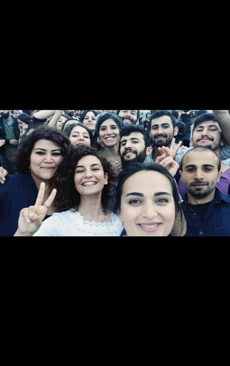 Penaberr2121's tweet photo. Kobanê’ye umut taşımak isteyen 33 düş yolcusu Suruç’ta katledildi. Onları saygıyla anıyor, adalet mücadelemizi sürdürüyoruz. #SuruçİçinAdalet #Suruç11Yıl https://t.co/0nbDGrF8m7