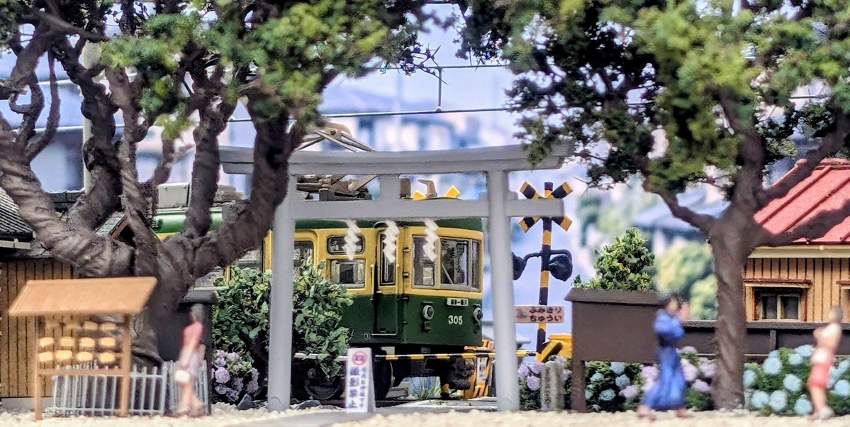 2021Mbf83102's tweet photo. 江ノ電と紫陽花で有名な御霊神社踏切をイメージしたNゲージジオラマ完成です

＃江ノ電
＃鎌倉
＃Nゲージ
＃ジオラマ
＃鉄道模型 https://t.co/pVWgqgyv3S