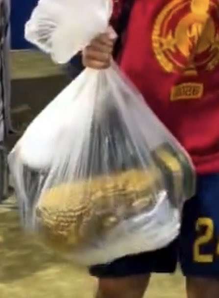 SNTO13Y05's tweet photo. @ChristianariasF 😂 Esa copa que Cucurella lleva en la bolsa ni siquiera es la real , es la copa LEGO , pero no hayan que decir en contra de España https://t.co/OJJWCSqxK2